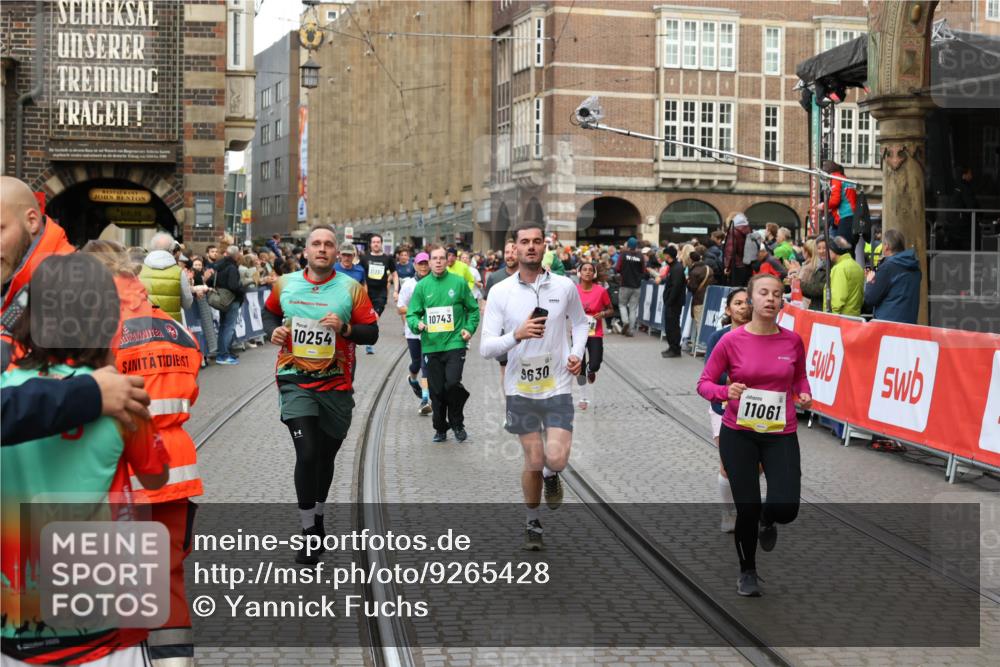 05.10.2025 - 20. swb-Marathon Bremen Yannick Fuchs http://msf.ph/oto/9265428 05.10.2025 10:51:05 Ziel 9199, 9399, 9630, 9663, 9966, 10029, 10227, 10254, 10534, 10698, 10743, 11061, 11220, 11311 meine-sportfotos.de