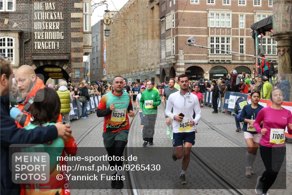 05.10.2025 - 20. swb-Marathon Bremen Yannick Fuchs http://msf.ph/oto/9265430 05.10.2025 10:51:05 Ziel 9199, 9399, 9630, 9663, 9966, 10029, 10227, 10254, 10534, 10698, 10743, 11061, 11220, 11311 meine-sportfotos.de