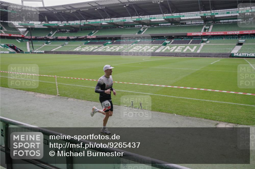 05.10.2025 - 20. swb-Marathon Bremen Michael Burmester http://msf.ph/oto/9265437 05.10.2025 12:20:23 Laufen im Stadion 158, 909, 953, 964, 1101, 1528, 1954 meine-sportfotos.de