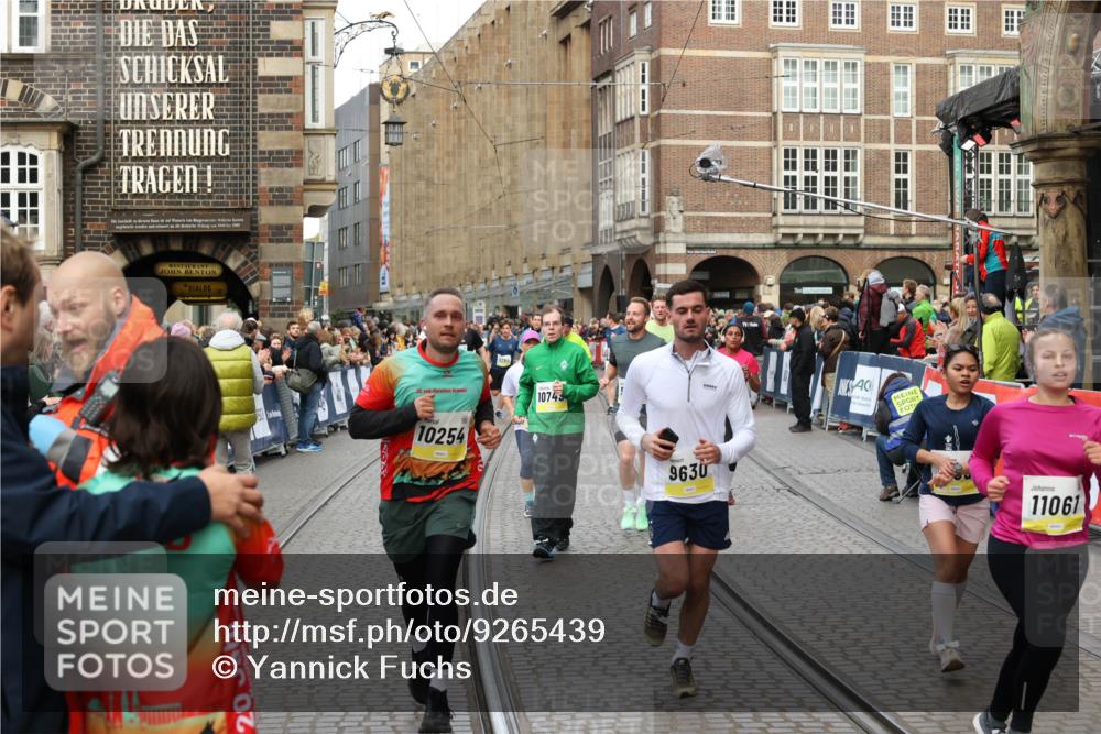 05.10.2025 - 20. swb-Marathon Bremen Yannick Fuchs http://msf.ph/oto/9265439 05.10.2025 10:51:05 Ziel 9199, 9399, 9630, 9663, 9966, 10029, 10227, 10254, 10534, 10698, 10743, 11061, 11220, 11311 meine-sportfotos.de