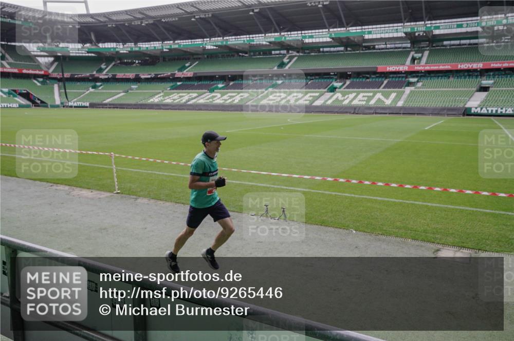 05.10.2025 - 20. swb-Marathon Bremen Michael Burmester http://msf.ph/oto/9265446 05.10.2025 12:20:24 Laufen im Stadion 158, 909, 953, 964, 1101, 1528, 1954 meine-sportfotos.de