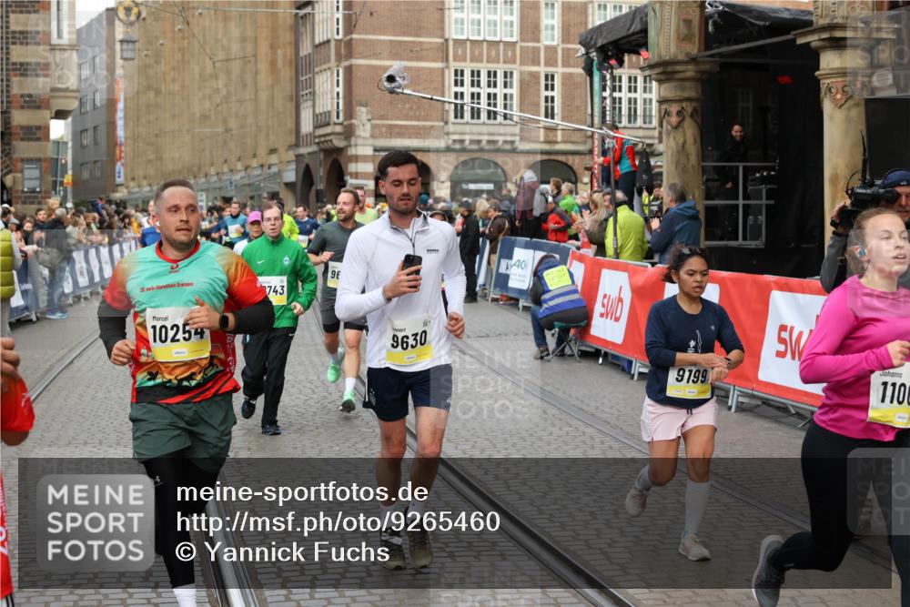05.10.2025 - 20. swb-Marathon Bremen Yannick Fuchs http://msf.ph/oto/9265460 05.10.2025 10:51:06 Ziel 9199, 9399, 9425, 9630, 9663, 9966, 10029, 10227, 10254, 10378, 10534, 10698, 10743, 10932, 11061, 11220, 11311, 11391 meine-sportfotos.de