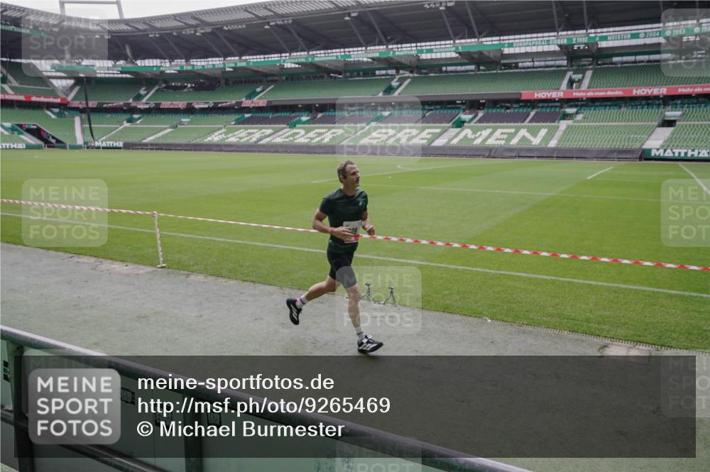 05.10.2025 - 20. swb-Marathon Bremen Michael Burmester http://msf.ph/oto/9265469 05.10.2025 12:20:27 Laufen im Stadion 158, 909, 953, 964, 1101, 1528, 1954 meine-sportfotos.de
