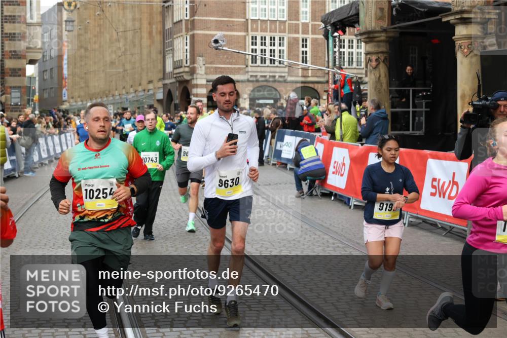05.10.2025 - 20. swb-Marathon Bremen Yannick Fuchs http://msf.ph/oto/9265470 05.10.2025 10:51:06 Ziel 9199, 9399, 9425, 9630, 9663, 9966, 10029, 10227, 10254, 10378, 10534, 10698, 10743, 10932, 11061, 11220, 11311, 11391 meine-sportfotos.de