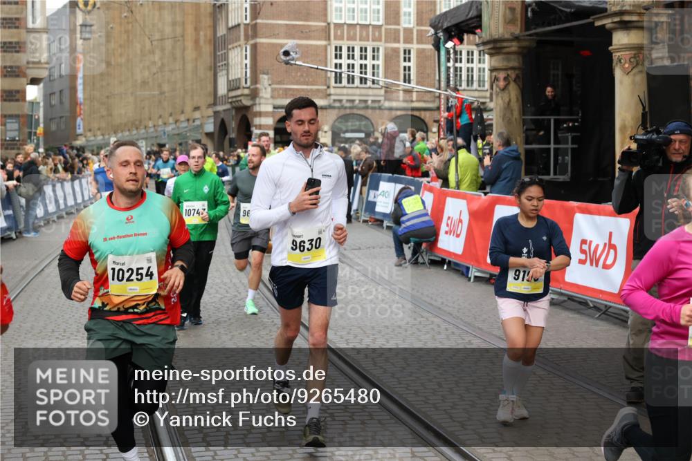 05.10.2025 - 20. swb-Marathon Bremen Yannick Fuchs http://msf.ph/oto/9265480 05.10.2025 10:51:06 Ziel 9199, 9399, 9425, 9630, 9663, 9966, 10029, 10227, 10254, 10378, 10534, 10698, 10743, 10932, 11061, 11220, 11311, 11391 meine-sportfotos.de