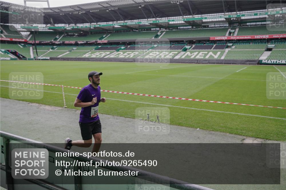 05.10.2025 - 20. swb-Marathon Bremen Michael Burmester http://msf.ph/oto/9265490 05.10.2025 12:20:36 Laufen im Stadion 158, 909, 953, 964, 1101, 1528, 1954 meine-sportfotos.de