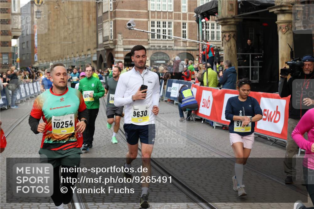 05.10.2025 - 20. swb-Marathon Bremen Yannick Fuchs http://msf.ph/oto/9265491 05.10.2025 10:51:06 Ziel 9199, 9399, 9425, 9630, 9663, 9966, 10029, 10227, 10254, 10378, 10534, 10698, 10743, 10932, 11061, 11220, 11311, 11391 meine-sportfotos.de