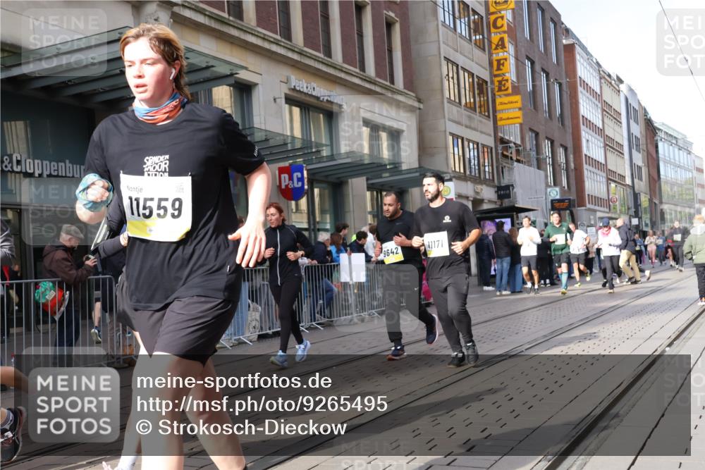 05.10.2025 - 20. swb-Marathon Bremen Strokosch-Dieckow http://msf.ph/oto/9265495 05.10.2025 11:04:45 Ziel 9220, 9409, 9440, 9530, 9642, 9660, 9668, 9690, 9813, 9866, 9978, 10018, 10021, 10255, 10343, 10684, 10771, 10891, 10965, 10990, 11016, 11090, 11121, 11171, 11180, 11315, 11323, 11372, 11412, 11478, 11501, 11540, 11559, 11636, 11650, 11707, 9220, 9409, 9440, 9530, 9642, 9660, 9668, 9690, 9813, 9866, 9978, 10018, 10021, 10255, 10343, 10684, 10771, 10891, 10965, 10990, 11016, 11090, 11121, 11171, 11180, 11315, 11323, 11372, 11412, 11478, 11501, 11540, 11650, 11707 meine-sportfotos.de