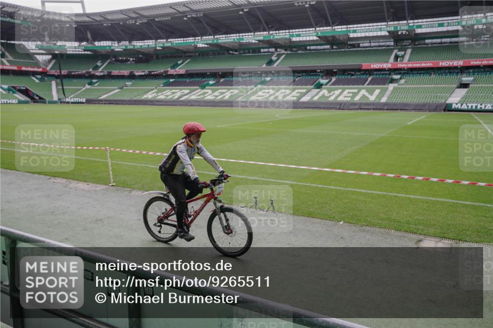 05.10.2025 - 20. swb-Marathon Bremen Michael Burmester http://msf.ph/oto/9265511 05.10.2025 12:21:03 Laufen im Stadion 117, 158, 909, 953, 964, 1528, 1101 meine-sportfotos.de