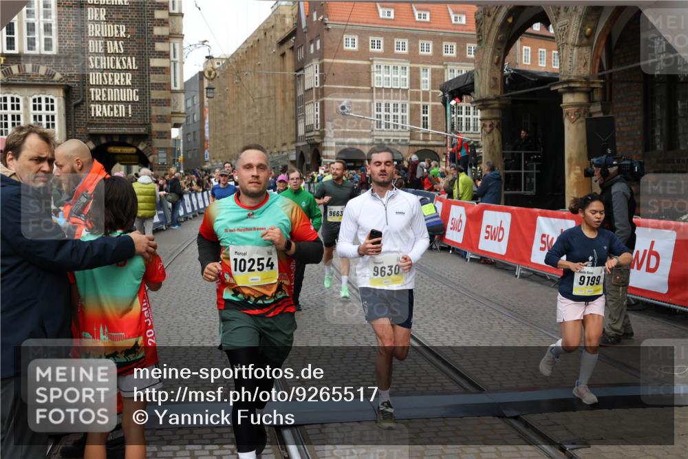 05.10.2025 - 20. swb-Marathon Bremen Yannick Fuchs http://msf.ph/oto/9265517 05.10.2025 10:51:07 Ziel 9199, 9399, 9416, 9425, 9630, 9663, 10029, 10226, 10227, 10254, 10378, 10534, 10698, 10743, 10932, 11061, 11220, 11311, 11391 meine-sportfotos.de