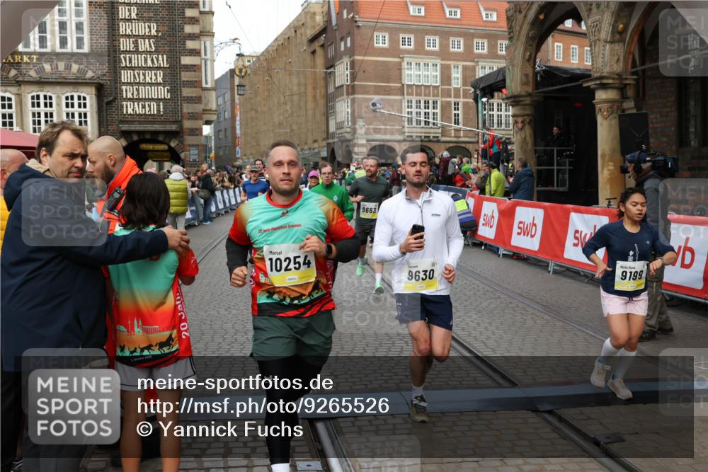 05.10.2025 - 20. swb-Marathon Bremen Yannick Fuchs http://msf.ph/oto/9265526 05.10.2025 10:51:07 Ziel 9199, 9399, 9416, 9425, 9630, 9663, 10029, 10226, 10227, 10254, 10378, 10534, 10698, 10743, 10932, 11061, 11220, 11311, 11391 meine-sportfotos.de