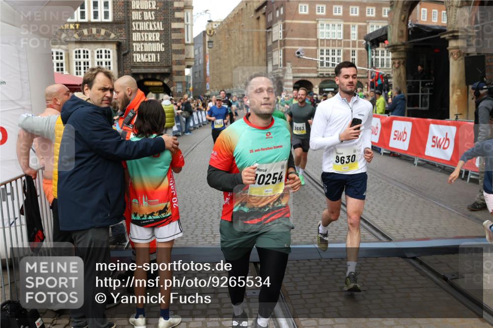 05.10.2025 - 20. swb-Marathon Bremen Yannick Fuchs http://msf.ph/oto/9265534 05.10.2025 10:51:07 Ziel 9199, 9399, 9416, 9425, 9630, 9663, 10029, 10226, 10227, 10254, 10378, 10534, 10698, 10743, 10932, 11061, 11220, 11311, 11391 meine-sportfotos.de