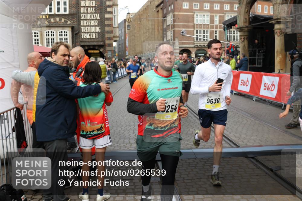 05.10.2025 - 20. swb-Marathon Bremen Yannick Fuchs http://msf.ph/oto/9265539 05.10.2025 10:51:07 Ziel 9199, 9399, 9416, 9425, 9630, 9663, 10029, 10226, 10227, 10254, 10378, 10534, 10698, 10743, 10932, 11061, 11220, 11311, 11391 meine-sportfotos.de