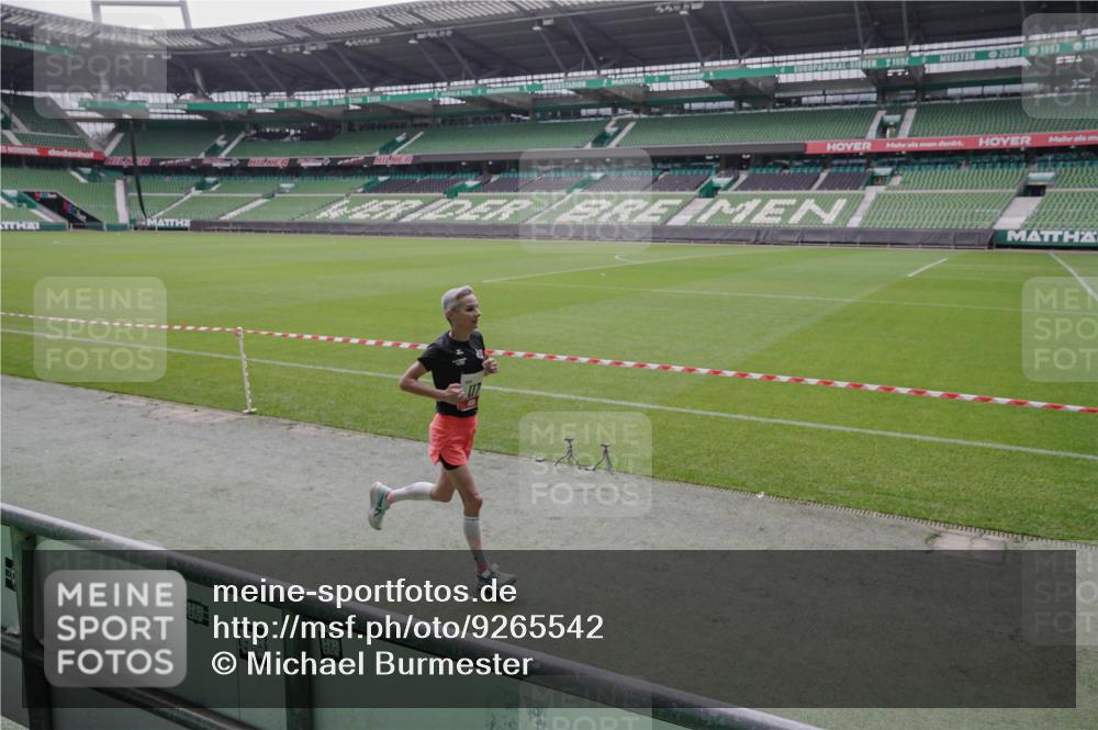 05.10.2025 - 20. swb-Marathon Bremen Michael Burmester http://msf.ph/oto/9265542 05.10.2025 12:21:05 Laufen im Stadion 117, 158, 909, 953, 964, 1528, 1101 meine-sportfotos.de