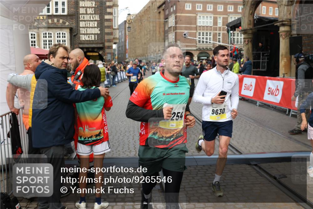 05.10.2025 - 20. swb-Marathon Bremen Yannick Fuchs http://msf.ph/oto/9265546 05.10.2025 10:51:07 Ziel 9199, 9399, 9416, 9425, 9630, 9663, 10029, 10226, 10227, 10254, 10378, 10534, 10698, 10743, 10932, 11061, 11220, 11311, 11391 meine-sportfotos.de