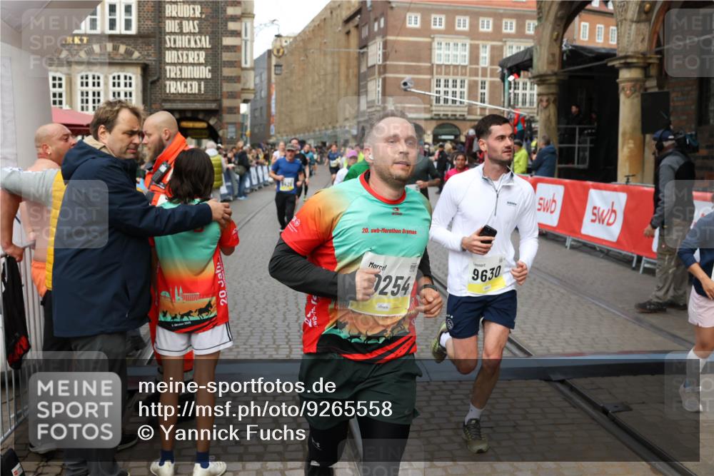 05.10.2025 - 20. swb-Marathon Bremen Yannick Fuchs http://msf.ph/oto/9265558 05.10.2025 10:51:07 Ziel 9199, 9399, 9416, 9425, 9630, 9663, 10029, 10226, 10227, 10254, 10378, 10534, 10698, 10743, 10932, 11061, 11220, 11311, 11391 meine-sportfotos.de