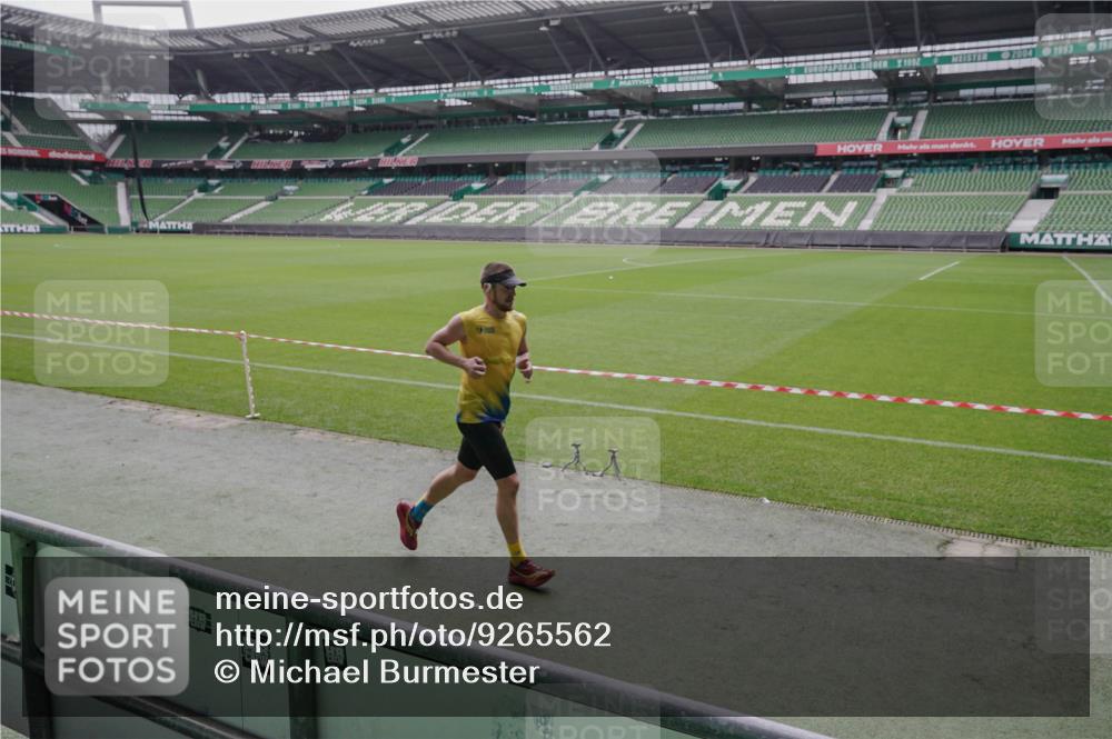 05.10.2025 - 20. swb-Marathon Bremen Michael Burmester http://msf.ph/oto/9265562 05.10.2025 12:22:03 Laufen im Stadion 1024, 117 meine-sportfotos.de