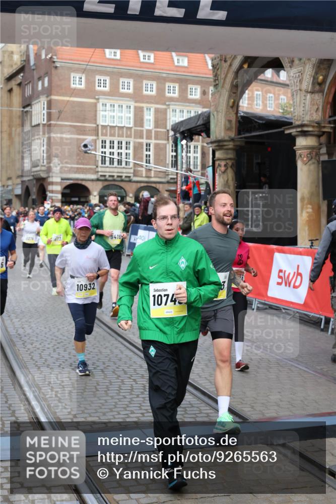 05.10.2025 - 20. swb-Marathon Bremen Yannick Fuchs http://msf.ph/oto/9265563 05.10.2025 10:51:08 Ziel 9199, 9399, 9416, 9425, 9630, 9663, 9894, 10029, 10206, 10226, 10227, 10254, 10378, 10534, 10698, 10743, 10932, 11061, 11311, 11391, 11573 meine-sportfotos.de