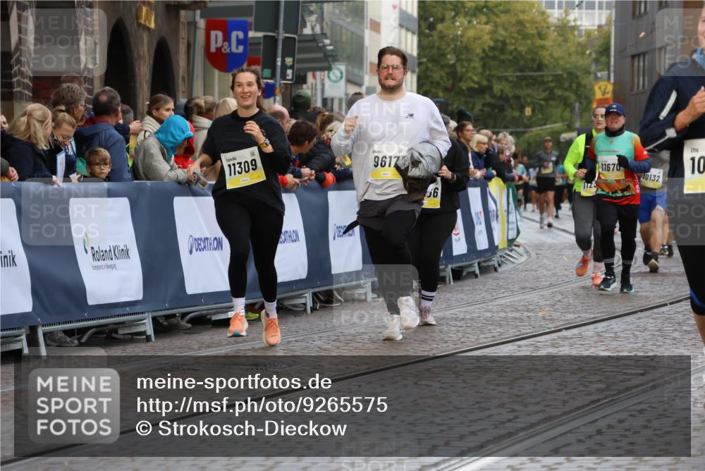 05.10.2025 - 20. swb-Marathon Bremen Strokosch-Dieckow http://msf.ph/oto/9265575 05.10.2025 11:08:06 Ziel 9557, 9599, 9617, 9874, 10125, 10866, 11309, 11490 meine-sportfotos.de