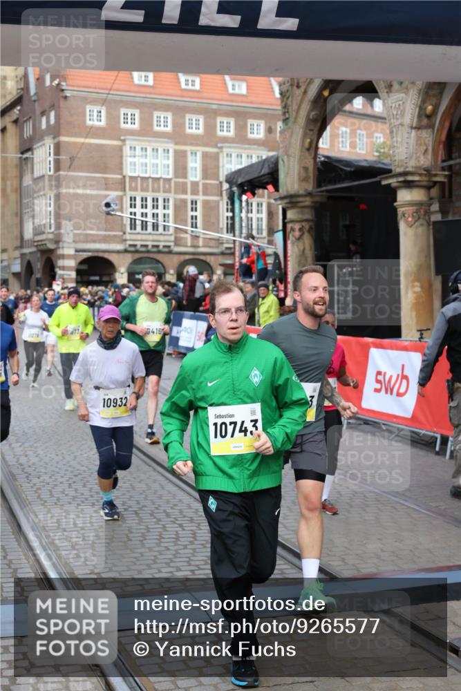 05.10.2025 - 20. swb-Marathon Bremen Yannick Fuchs http://msf.ph/oto/9265577 05.10.2025 10:51:08 Ziel 9199, 9399, 9416, 9425, 9630, 9663, 9894, 10029, 10206, 10226, 10227, 10254, 10378, 10534, 10698, 10743, 10932, 11061, 11311, 11391, 11573 meine-sportfotos.de