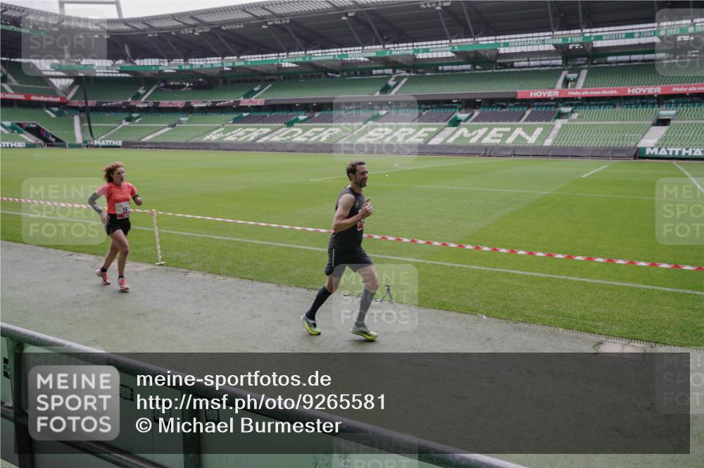 05.10.2025 - 20. swb-Marathon Bremen Michael Burmester http://msf.ph/oto/9265581 05.10.2025 12:22:34 Laufen im Stadion 4, 16, 456, 1024, 1351, 2138 meine-sportfotos.de