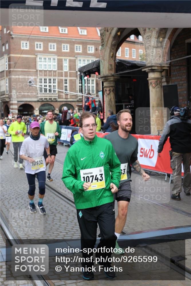 05.10.2025 - 20. swb-Marathon Bremen Yannick Fuchs http://msf.ph/oto/9265599 05.10.2025 10:51:08 Ziel 9199, 9399, 9416, 9425, 9630, 9663, 9894, 10029, 10206, 10226, 10227, 10254, 10378, 10534, 10698, 10743, 10932, 11061, 11311, 11391, 11573 meine-sportfotos.de