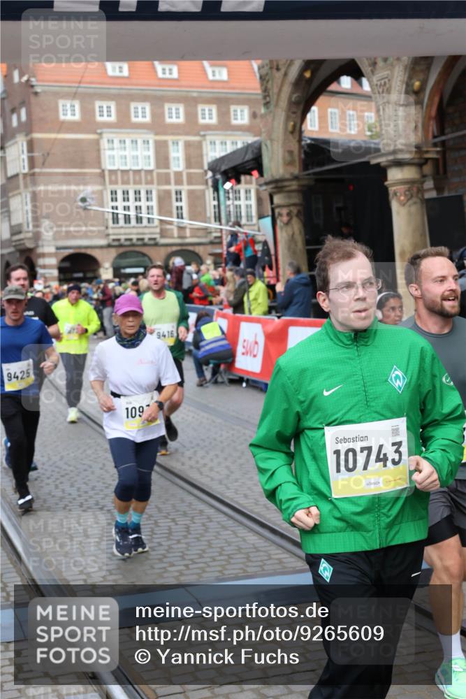 05.10.2025 - 20. swb-Marathon Bremen Yannick Fuchs http://msf.ph/oto/9265609 05.10.2025 10:51:08 Ziel 9199, 9399, 9416, 9425, 9630, 9663, 9894, 10029, 10206, 10226, 10227, 10254, 10378, 10534, 10698, 10743, 10932, 11061, 11311, 11391, 11573 meine-sportfotos.de
