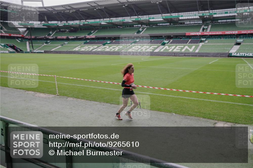 05.10.2025 - 20. swb-Marathon Bremen Michael Burmester http://msf.ph/oto/9265610 05.10.2025 12:22:35 Laufen im Stadion 4, 16, 456, 1024, 1351, 2138 meine-sportfotos.de