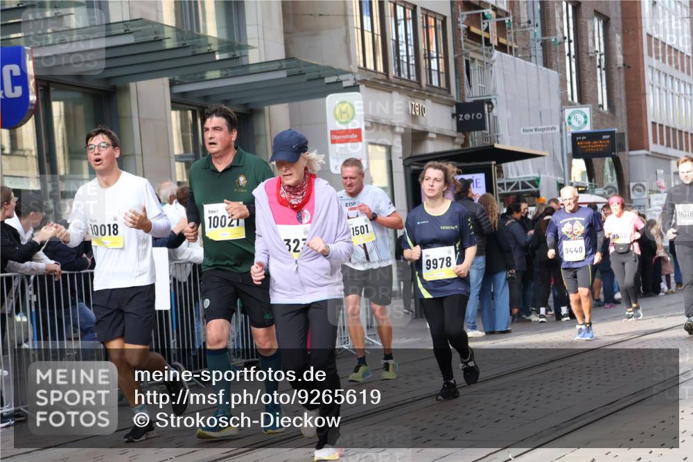 05.10.2025 - 20. swb-Marathon Bremen Strokosch-Dieckow http://msf.ph/oto/9265619 05.10.2025 11:04:49 Ziel 9220, 9409, 9440, 9515, 9530, 9642, 9660, 9668, 9690, 9908, 9944, 9978, 10018, 10021, 10255, 10343, 10771, 10965, 10990, 11016, 11090, 11121, 11171, 11180, 11323, 11372, 11412, 11478, 11501, 11540, 11559, 11650, 11707, 9220, 9409, 9440, 9515, 9530, 9642, 9660, 9668, 9690, 9908, 9944, 9978, 10018, 10021, 10255, 10343, 10771, 10965, 10990, 11016, 11090, 11121, 11171, 11180, 11323, 11372, 11412, 11478, 11501, 11540, 11650, 11707 meine-sportfotos.de
