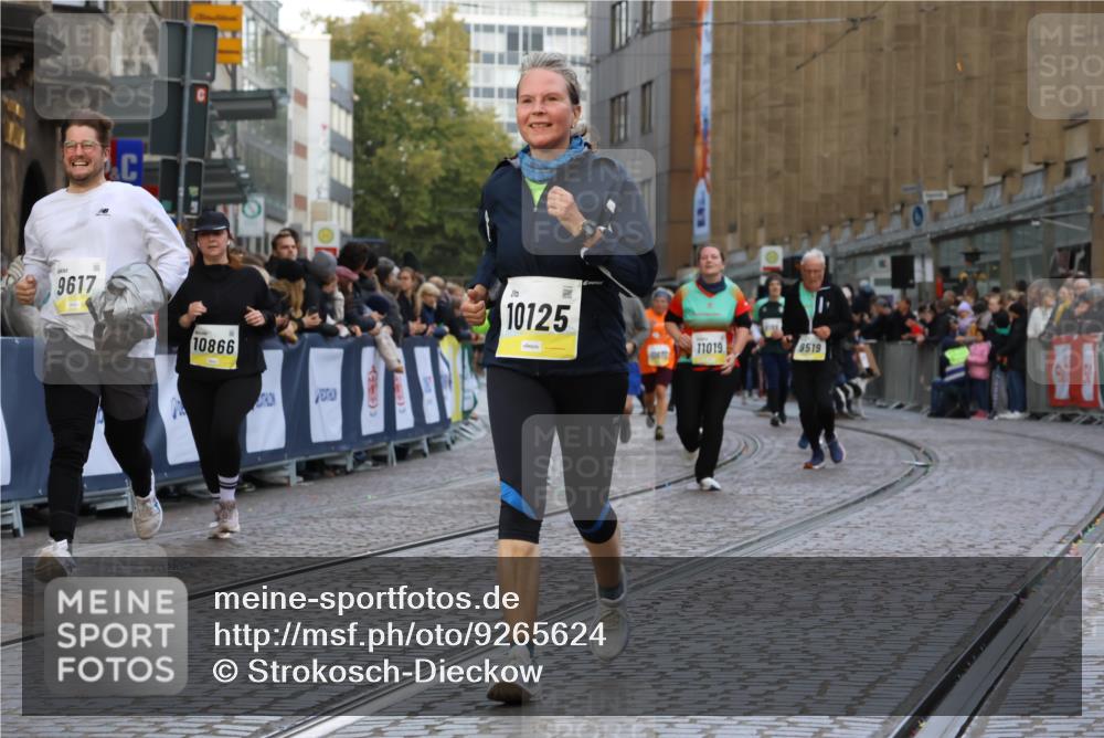 05.10.2025 - 20. swb-Marathon Bremen Strokosch-Dieckow http://msf.ph/oto/9265624 05.10.2025 11:08:07 Ziel 9557, 9599, 9617, 9874, 10125, 10866, 11019, 11309, 11670 meine-sportfotos.de