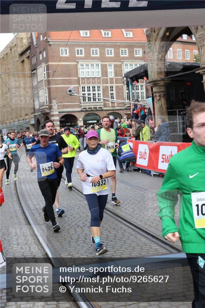 05.10.2025 - 20. swb-Marathon Bremen Yannick Fuchs http://msf.ph/oto/9265627 05.10.2025 10:51:09 Ziel 9199, 9416, 9425, 9630, 9663, 9894, 10029, 10206, 10226, 10227, 10254, 10378, 10534, 10669, 10698, 10743, 10932, 11061, 11279, 11391, 11573 meine-sportfotos.de
