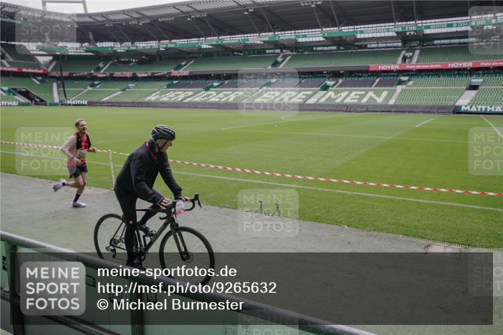 05.10.2025 - 20. swb-Marathon Bremen Michael Burmester http://msf.ph/oto/9265632 05.10.2025 12:22:37 Laufen im Stadion 4, 16, 456, 1024, 1351, 2138 meine-sportfotos.de