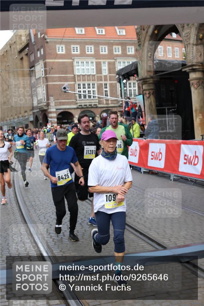 05.10.2025 - 20. swb-Marathon Bremen Yannick Fuchs http://msf.ph/oto/9265646 05.10.2025 10:51:09 Ziel 9199, 9416, 9425, 9630, 9663, 9894, 10029, 10206, 10226, 10227, 10254, 10378, 10534, 10669, 10698, 10743, 10932, 11061, 11279, 11391, 11573 meine-sportfotos.de