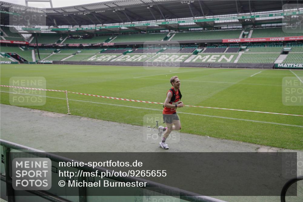 05.10.2025 - 20. swb-Marathon Bremen Michael Burmester http://msf.ph/oto/9265655 05.10.2025 12:22:38 Laufen im Stadion 4, 16, 456, 1024, 1351, 2138 meine-sportfotos.de
