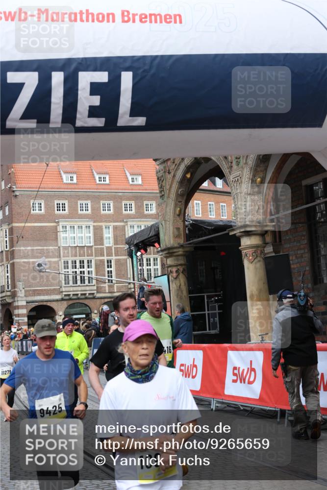 05.10.2025 - 20. swb-Marathon Bremen Yannick Fuchs http://msf.ph/oto/9265659 05.10.2025 10:51:09 Ziel 9199, 9416, 9425, 9630, 9663, 9894, 10029, 10206, 10226, 10227, 10254, 10378, 10534, 10669, 10698, 10743, 10932, 11061, 11279, 11391, 11573 meine-sportfotos.de