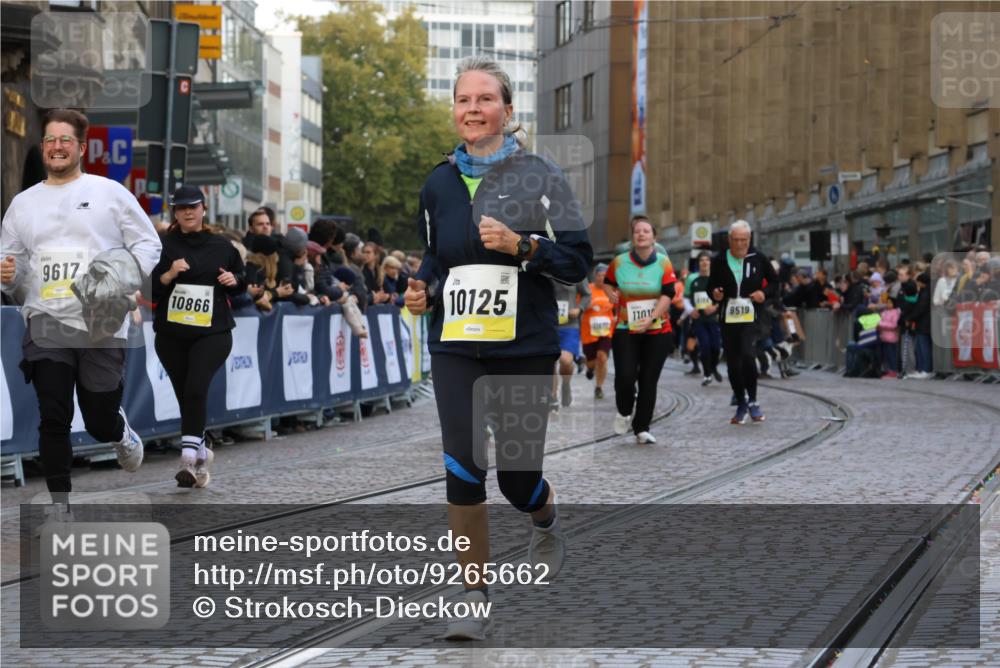 05.10.2025 - 20. swb-Marathon Bremen Strokosch-Dieckow http://msf.ph/oto/9265662 05.10.2025 11:08:08 Ziel 9557, 9599, 9617, 9874, 10125, 10866, 11019, 11232, 11309, 11670 meine-sportfotos.de