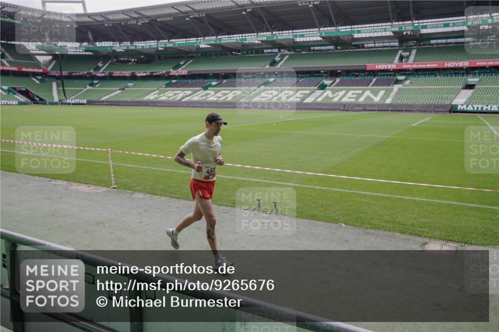 05.10.2025 - 20. swb-Marathon Bremen Michael Burmester http://msf.ph/oto/9265676 05.10.2025 12:22:41 Laufen im Stadion 4, 16, 456, 1024, 1351, 2138 meine-sportfotos.de