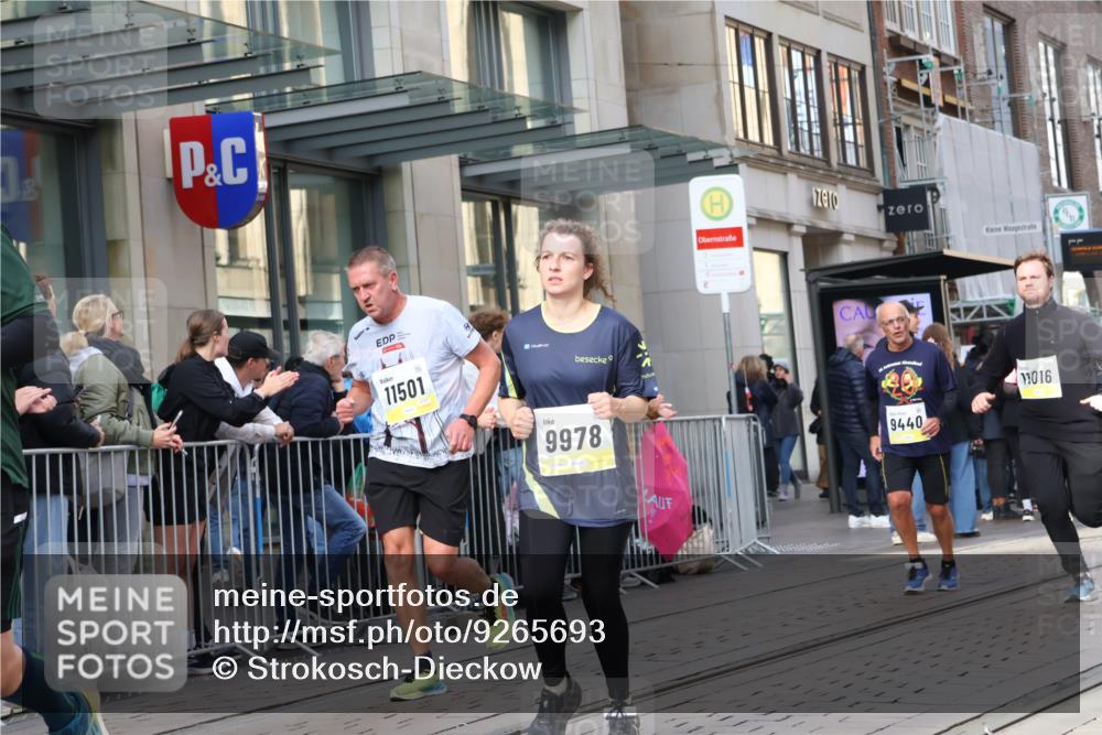 05.10.2025 - 20. swb-Marathon Bremen Strokosch-Dieckow http://msf.ph/oto/9265693 05.10.2025 11:04:51 Ziel 9220, 9409, 9440, 9515, 9642, 9660, 9668, 9690, 9908, 9944, 9978, 10018, 10021, 10255, 10343, 10965, 10990, 11016, 11090, 11106, 11121, 11171, 11180, 11323, 11412, 11478, 11501, 11540, 11650, 11707, 9220, 9409, 9440, 9515, 9642, 9660, 9668, 9690, 9908, 9944, 9978, 10018, 10021, 10255, 10343, 10965, 10990, 11016, 11090, 11106, 11121, 11171, 11180, 11323, 11412, 11478, 11501, 11540, 11650, 11707 meine-sportfotos.de