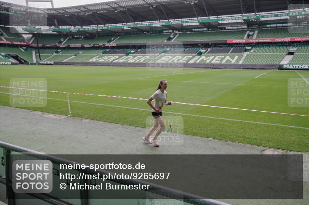 05.10.2025 - 20. swb-Marathon Bremen Michael Burmester http://msf.ph/oto/9265697 05.10.2025 12:22:45 Laufen im Stadion 4, 16, 351, 456, 1024, 1143, 1351, 2138 meine-sportfotos.de
