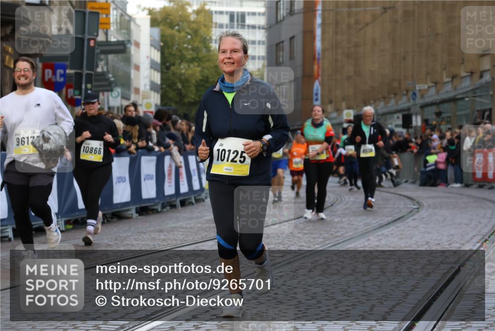 05.10.2025 - 20. swb-Marathon Bremen Strokosch-Dieckow http://msf.ph/oto/9265701 05.10.2025 11:08:08 Ziel 9557, 9599, 9617, 9874, 10125, 10866, 11019, 11232, 11309, 11670 meine-sportfotos.de