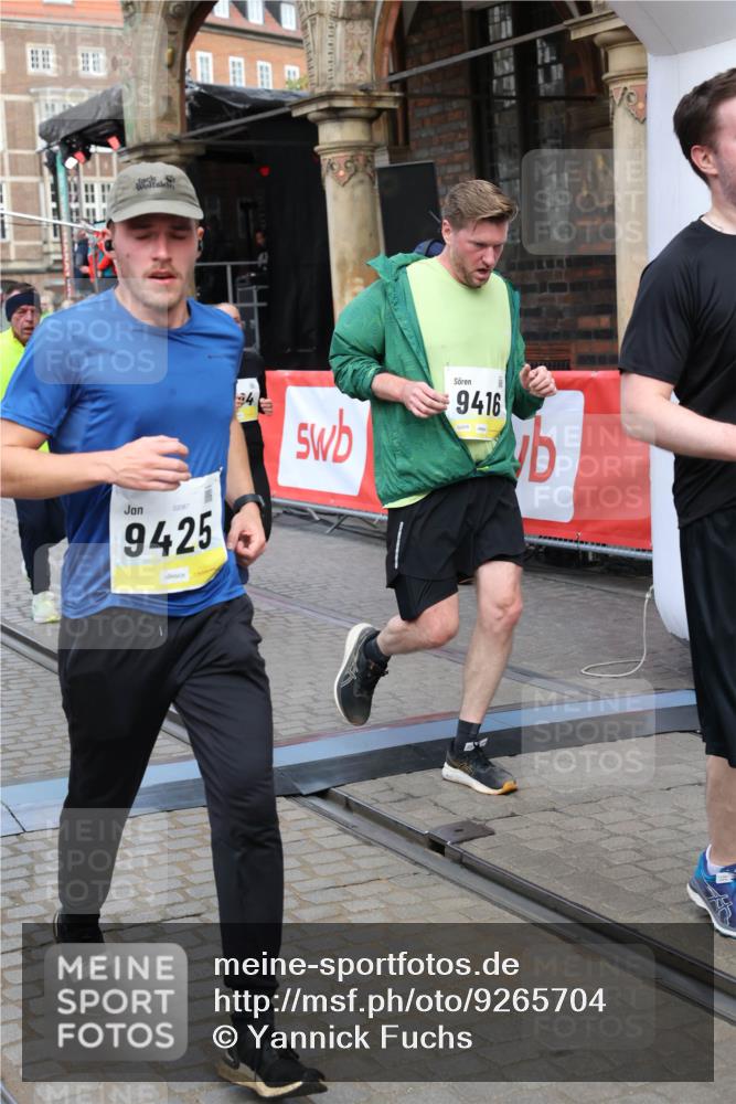 05.10.2025 - 20. swb-Marathon Bremen Yannick Fuchs http://msf.ph/oto/9265704 05.10.2025 10:51:10 Ziel 9199, 9256, 9287, 9416, 9425, 9630, 9663, 9894, 10206, 10226, 10254, 10378, 10534, 10669, 10698, 10743, 10932, 11061, 11279, 11391, 11573 meine-sportfotos.de