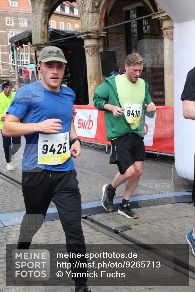 05.10.2025 - 20. swb-Marathon Bremen Yannick Fuchs http://msf.ph/oto/9265713 05.10.2025 10:51:10 Ziel 9199, 9256, 9287, 9416, 9425, 9630, 9663, 9894, 10206, 10226, 10254, 10378, 10534, 10669, 10698, 10743, 10932, 11061, 11279, 11391, 11573 meine-sportfotos.de