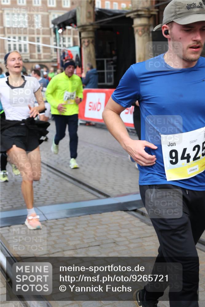05.10.2025 - 20. swb-Marathon Bremen Yannick Fuchs http://msf.ph/oto/9265721 05.10.2025 10:51:11 Ziel 9199, 9256, 9287, 9416, 9425, 9630, 9663, 9894, 10206, 10226, 10254, 10378, 10669, 10743, 10932, 11061, 11279, 11391, 11573 meine-sportfotos.de