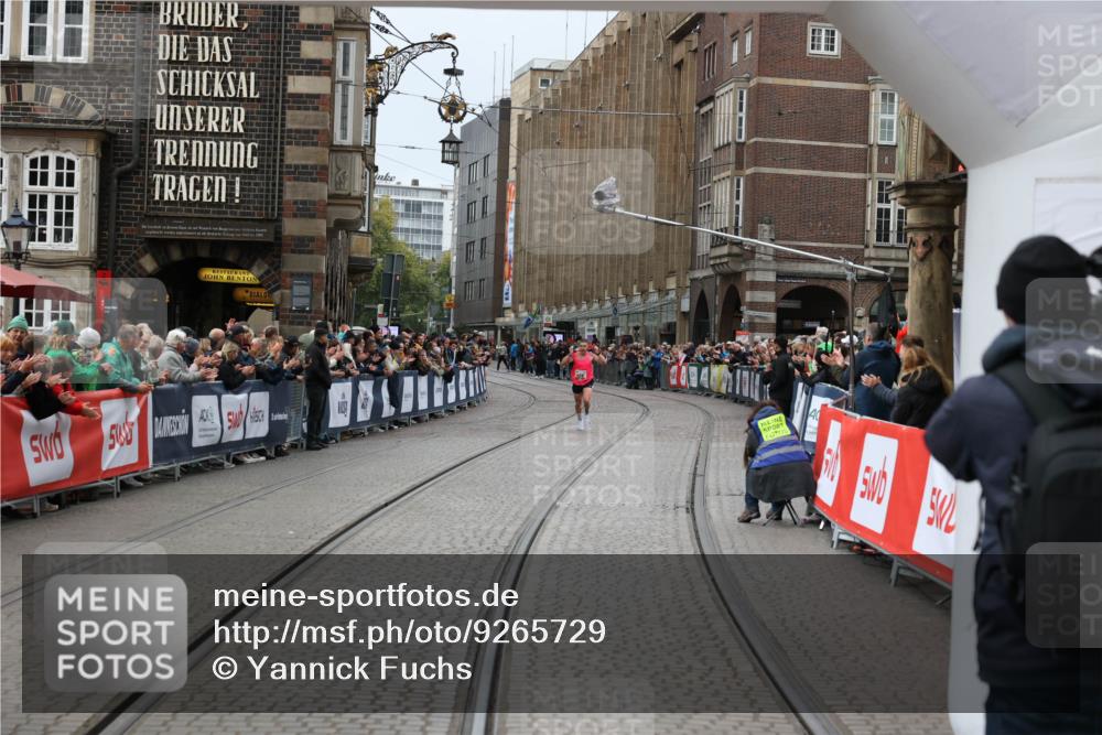 05.10.2025 - 20. swb-Marathon Bremen Yannick Fuchs http://msf.ph/oto/9265729 05.10.2025 12:08:43 Ziel  meine-sportfotos.de