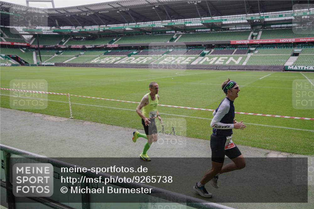 05.10.2025 - 20. swb-Marathon Bremen Michael Burmester http://msf.ph/oto/9265738 05.10.2025 12:23:00 Laufen im Stadion 4, 16, 351, 456, 1143, 1351, 1363, 2138, 1024 meine-sportfotos.de