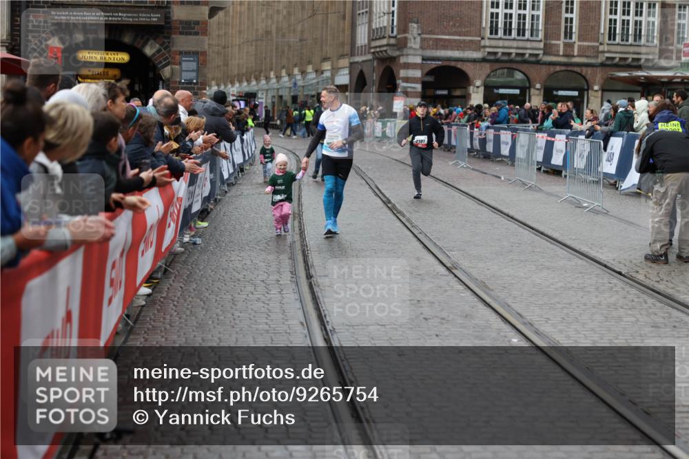 05.10.2025 - 20. swb-Marathon Bremen Yannick Fuchs http://msf.ph/oto/9265754 05.10.2025 15:25:49 Ziel  meine-sportfotos.de