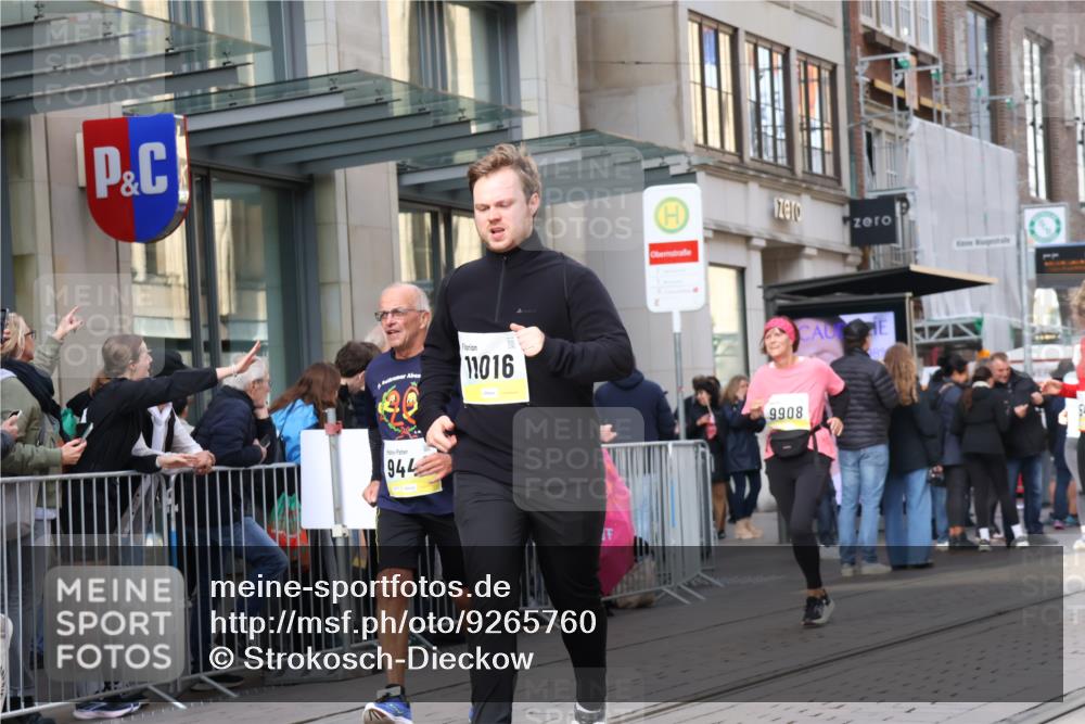 05.10.2025 - 20. swb-Marathon Bremen Strokosch-Dieckow http://msf.ph/oto/9265760 05.10.2025 11:04:53 Ziel 9409, 9440, 9515, 9642, 9660, 9668, 9690, 9713, 9908, 9944, 9978, 10018, 10021, 10255, 10343, 10828, 10965, 10990, 11016, 11090, 11106, 11121, 11171, 11323, 11412, 11501, 11540, 11650, 11707, 9409, 9440, 9515, 9642, 9660, 9668, 9690, 9713, 9908, 9944, 9978, 10018, 10021, 10255, 10343, 10828, 10965, 10990, 11016, 11090, 11106, 11121, 11171, 11323, 11412, 11501, 11540, 11650, 11707 meine-sportfotos.de