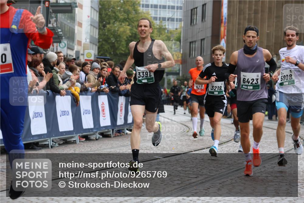 05.10.2025 - 20. swb-Marathon Bremen Strokosch-Dieckow http://msf.ph/oto/9265769 05.10.2025 12:59:16 Ziel 623, 2130, 3219, 3391, 4158, 5908, 6224, 6423 meine-sportfotos.de