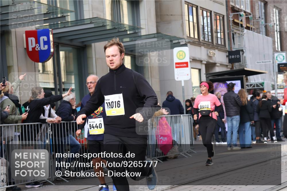 05.10.2025 - 20. swb-Marathon Bremen Strokosch-Dieckow http://msf.ph/oto/9265777 05.10.2025 11:04:53 Ziel 9409, 9440, 9515, 9642, 9660, 9668, 9690, 9713, 9908, 9944, 9978, 10018, 10021, 10255, 10343, 10828, 10965, 10990, 11016, 11090, 11106, 11121, 11171, 11323, 11412, 11501, 11540, 11650, 11707, 9409, 9440, 9515, 9642, 9660, 9668, 9690, 9713, 9908, 9944, 9978, 10018, 10021, 10255, 10343, 10828, 10965, 10990, 11016, 11090, 11106, 11121, 11171, 11323, 11412, 11501, 11540, 11650, 11707 meine-sportfotos.de