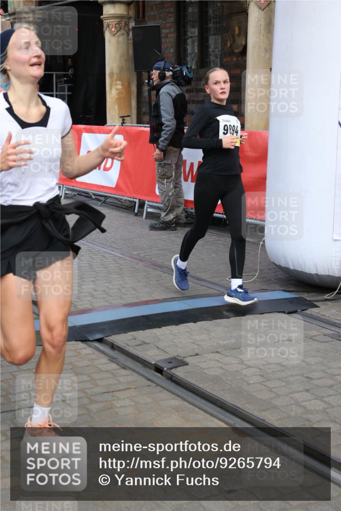 05.10.2025 - 20. swb-Marathon Bremen Yannick Fuchs http://msf.ph/oto/9265794 05.10.2025 10:51:11 Ziel 9199, 9256, 9287, 9416, 9425, 9630, 9663, 9894, 10206, 10226, 10254, 10378, 10669, 10743, 10932, 11061, 11279, 11391, 11573 meine-sportfotos.de